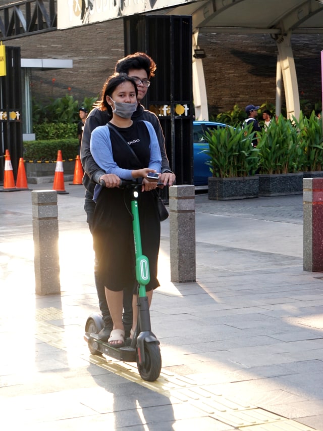 Warga mengendarai skuter listrik Grabwheels di antara para pejalan kaki di kawasan FX Sudirman, Jakarta Pusat, Sabtu (16/11). Foto: Fanny Kusumawardhani/kumparan