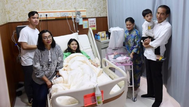 Presiden Jokowi saat menengok cucu ke tiganya yang di beri nama La Lembah Manah di RS PKU Muhammadiyah Solo. (Kris/Biro Pers Setpres)