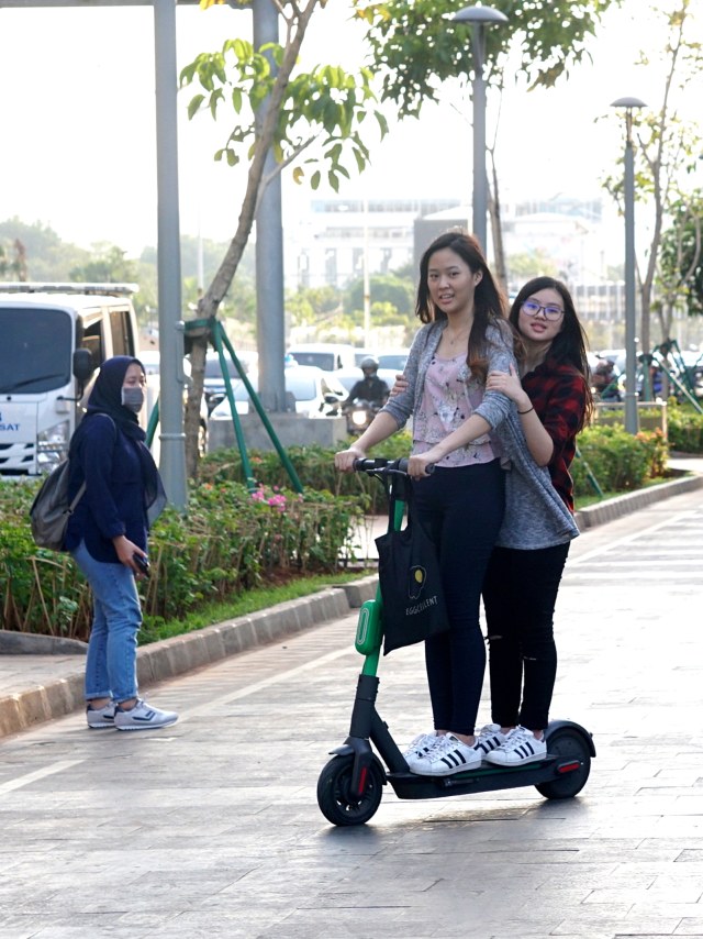 Warga mengendarai skuter listrik Grabwheels di kawasan FX Sudirman, Jakarta Pusat, Sabtu (16/11). Foto: Fanny Kusumawardhani/kumparan