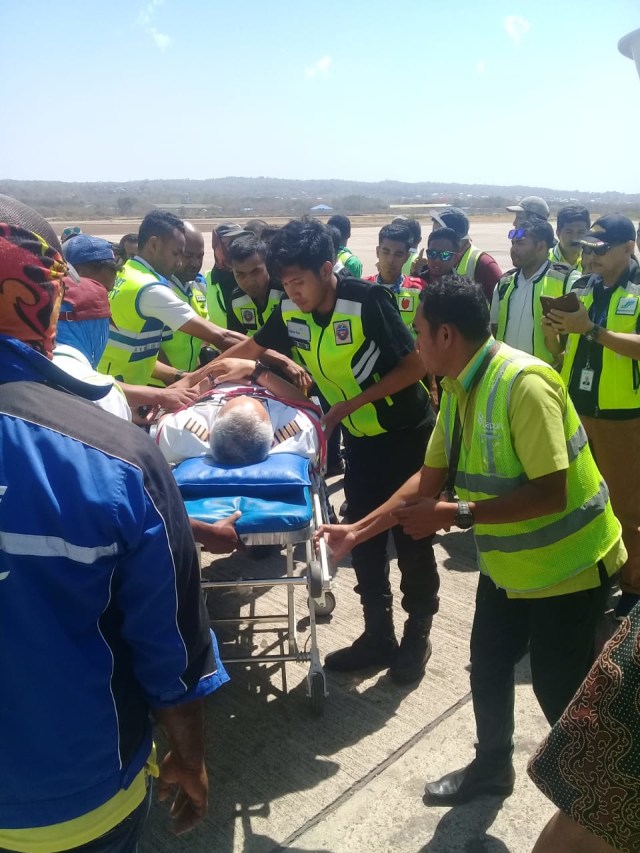 Pilot pesawat Batik Air dilarikan ke rumah sakit usai mendarat darurat di Bandara El Tari Kupang, Minggu (17/11/2019).Foto: Ola Keda.