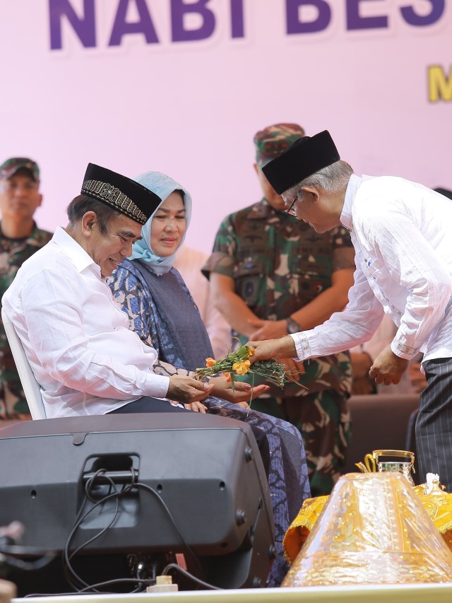 Menag dipeusijuek oleh seorang tokoh agama di Aceh. Foto: Abdul Hadi/acehkini 