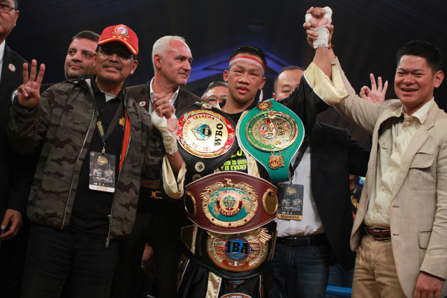 Daud 'Cino' Yordan (tengah) usai laga yang mengantarkannya meraih gelar juara dunia kelas ringan super versi IBA dan WBO.