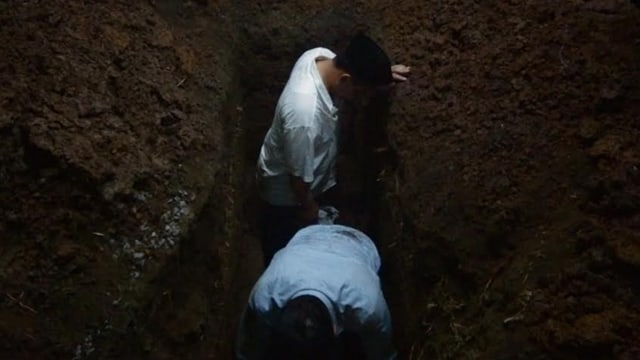 Wakapolda turun langsung untuk memakamkan almarhumah istri. (Tara Wahyu)