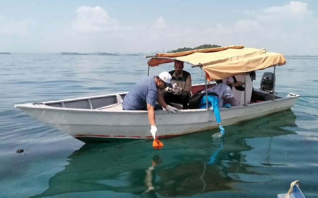 Petugas saat melakukan pengecekan. Foto : Zalfirega/kepripedia.com