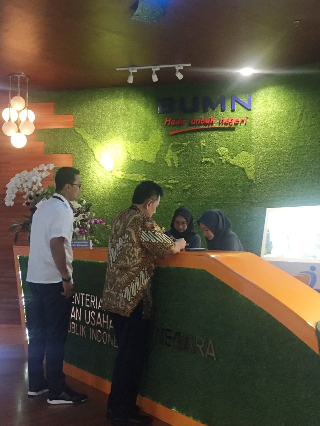 Mantan Komisioner KPK Chandra Hamzah di Kementerian BUMN. Dia dipanggil Menteri BUMN Erick Thohir, Senin (18/11). Foto: Ema Fitriyani/kumparan