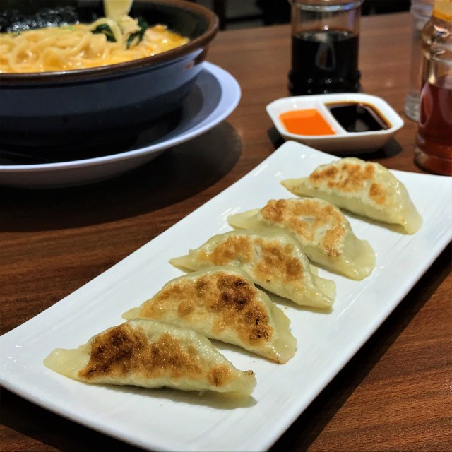 Ilustrasi Gyoza bakar Foto: Azalia Amadea/Kumparan