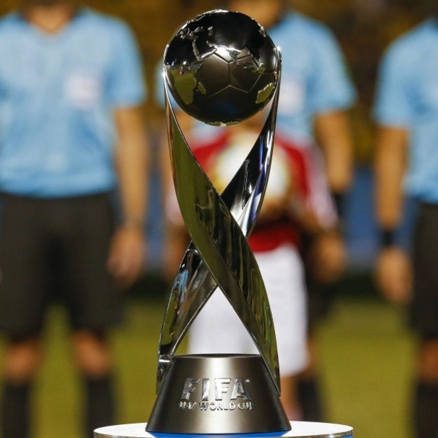Trofi Piala Dunia U-17. Foto: AFP/Miguel Schincariol 