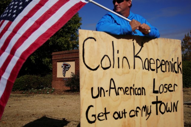 Seorang warga memprotes kehadiran Colin Kaepernick di Riverdale.