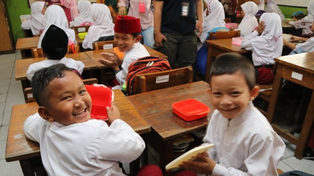Sejumlah siswa sekolah dasar mengikuti program Pemberian Makanan Tambahan Anak Sekolah (PMTAS) oleh Gubernur DKI Jakarta Anies Baswedan. Foto: Dok. Pemprov DKI