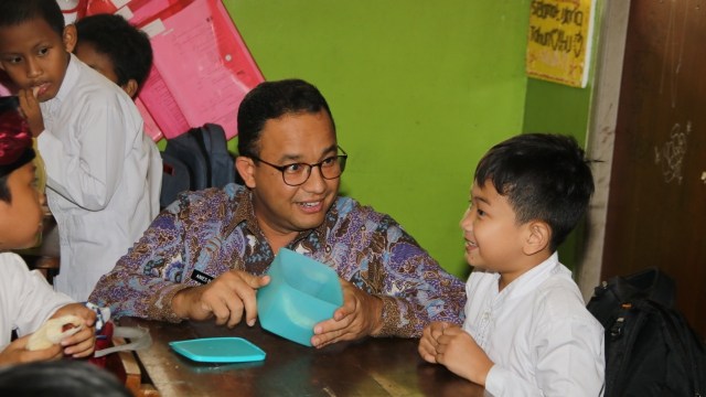 Anies Baswedan memberikan program Pemberian Makanan Tambahan Anak Sekolah (PMTAS) di sekolah. Foto: Dok. Pemprov DKI