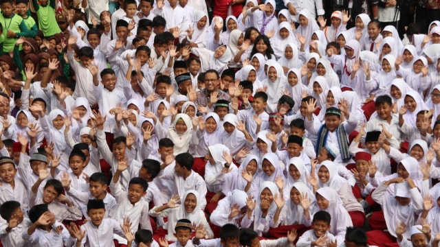 Gubernur DKI Jakarta Anies Baswedan berfoto bersama siswa SD usai memberikan program Pemberian Makanan Tambahan Anak Sekolah (PMTAS). Foto: Dok. Pemprov DKI