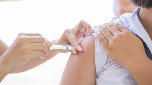 Imunisasi anak usia sekolah Foto: Shutterstock