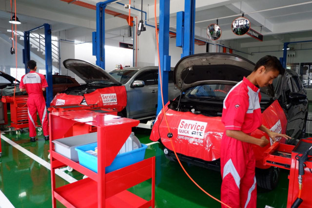 Aktivitas di bengkel resmi Mitsubishi Foto: Aditya Pratama Niagara/kumparan