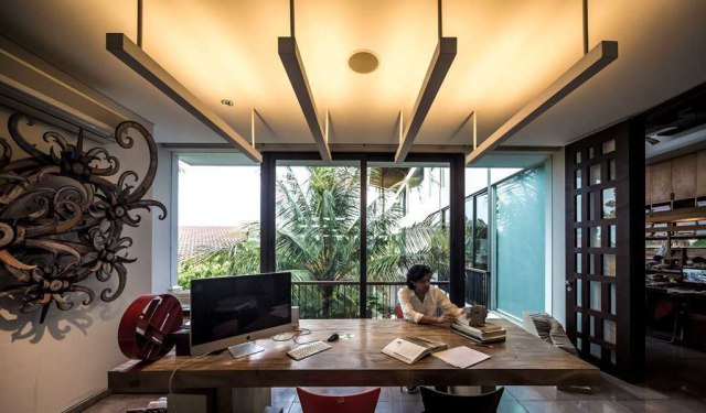 Desain kantor privat Home Sweet Office oleh Han Awal & Partners, via: arsitag.com