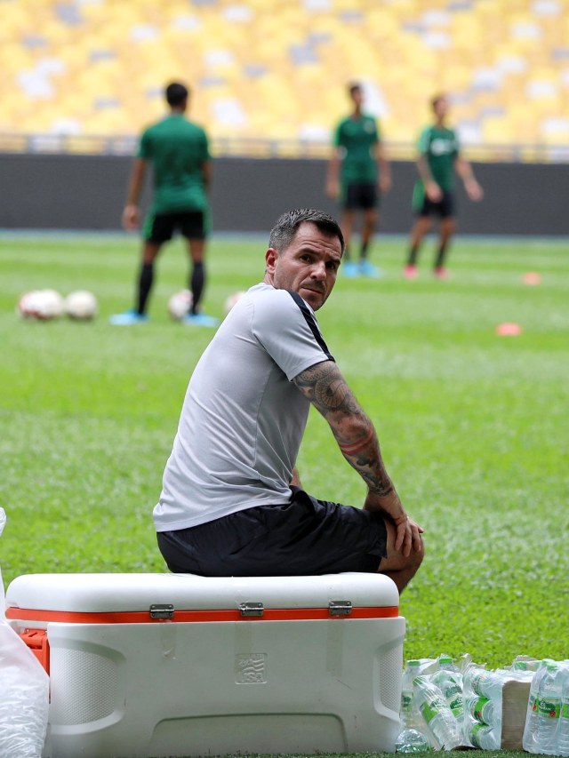 Pelatih Timnas Indonesia Simon McMenemy saat sesi latihan Timnas Indonesia jelang melawan Malaysia, di Stadion Bukit Jalil, Malaysia. Foto: Jamal Ramadhan/kumparan