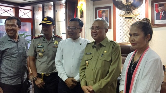 Pertemuan Utiek Suprapti (kanan) dan Bupati Bantul Suharsono (kedua kanan). Foto: Arfiansyah Panji Purnandaru/kumparan