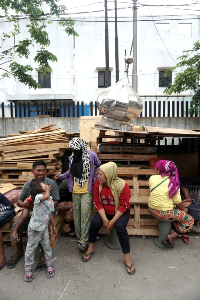Warga korban penggusuran masih bertahan di kawasan Sunter Agung Perkasa VIII, Jakarta Pusat (18/11). Foto: Iqbal Firdaus/kumparan