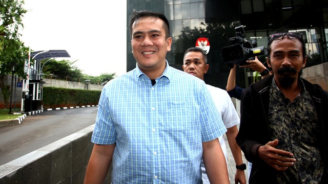 Putra Menkumham Yasonna Laoly, Yamitema Tirtajaya Laoly (kiri) meninggalkan gedung KPK seusai menjalani pemeriksaan di Jakarta, Senin(18/11/2019).  Foto:  ANTARA FOTO/Reno Esnir