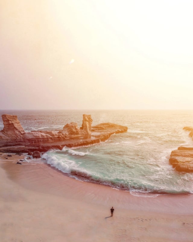 Pantai Klayar, Pacitan, Jawa Timur. Sumber foto: instagram @travelingwithjuan