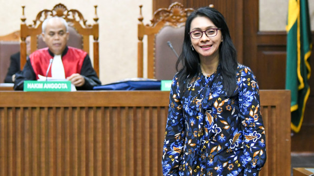 Bupati Kepulauan Talaud, Sri Wahyumi Maria Manalip usai jalani sidang tuntutan di Pengadilan Tipikor, Jakarta, Senin (18/11/2019). Foto: ANTARA FOTO/Galih Pradipta