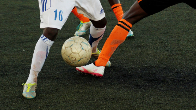 Ilustrasi duel pertandingan sepak bola. Foto: Unsplash