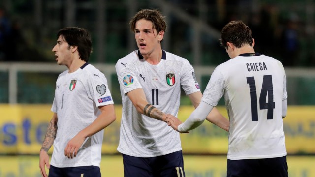 Nicolo Zaniolo merayakan golnya untuk Italia bersama rekan-rekan. Foto: REUTERS/Ciro De Luca