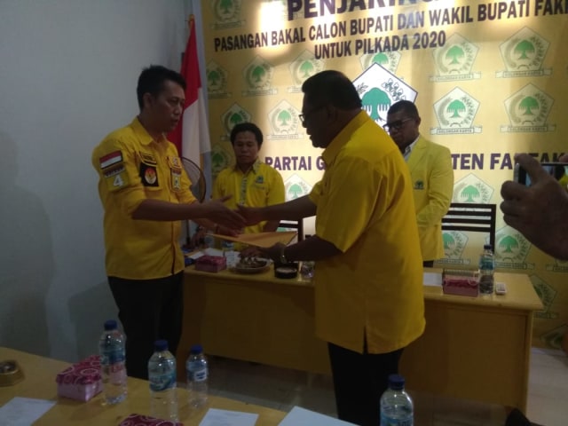 Penyerahan berkas penjaringan pasangan calon bupati dan wakil bupati Fakfak dari Ketua DPD kepada Ketua Bapilu Golkar, foto: Ifan