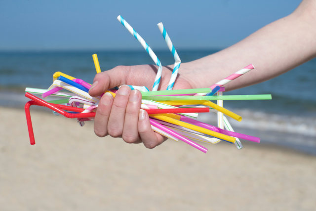 com-Ilustrasi sedotan plastik. Foto: Shutterstock