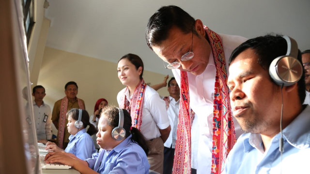 Menteri Sosial Juliari Batubara saat kunjungan kerja ke Balai Rehabilitasi Sosial Penyandang Disabilitas Sensorik Netra (BRSPDSN) “Tumou Tou” Manado. Foto: Dok. Kemensos