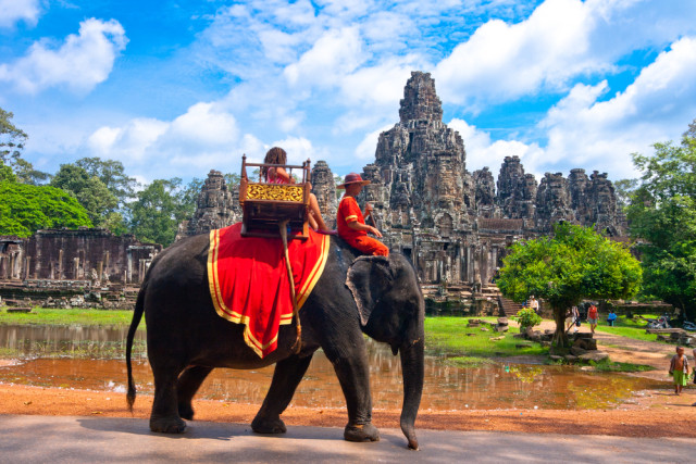 Ilustrasi wisata naik gajah di Angkor Wat Foto: Shutter Stock