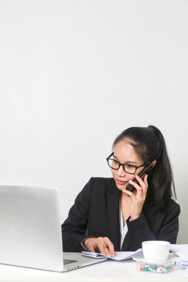 Ibu Bekerja Menggunakan Kacamata Foto: Shutterstock