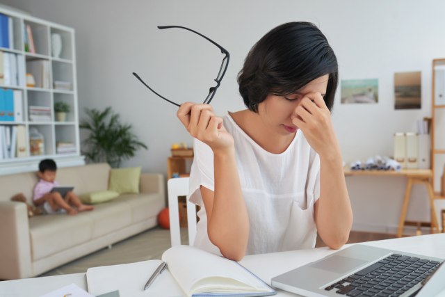 ilustrasi ibu bekerja di rumah Foto: Shutterstock