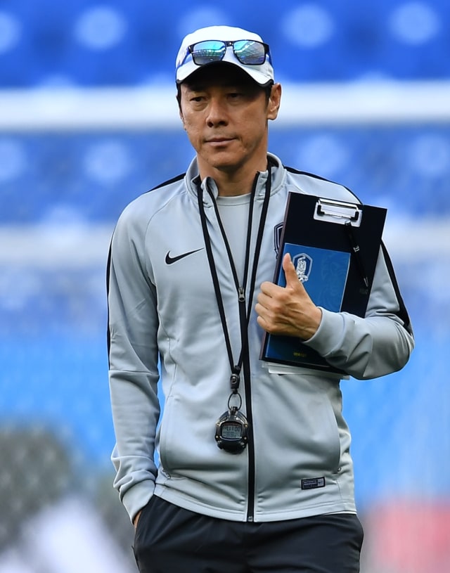 Shin Tae-yong memimpin Korea Selatan di Rusia. Foto: AFP/Joe Klamar