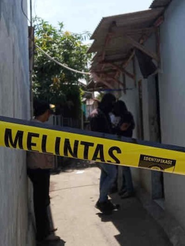 Anggota Polres Cirebon Kota, Polda Jabar, saat melakukan penggeledahan rumah kos salah satu terduga teroris. Foto: ANTARA/Khaerul Izan