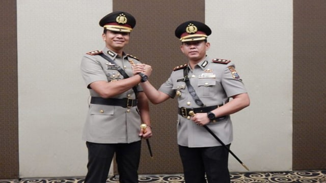 AKBP Asep Darmawan (Kanan) saat Serah Terima Jabatan sebagai Kapolres Kampar dari AKBP Andri Ananta Yudhistira, dipindahkan sebagai Kapolres Dumai. (Foto: Istimewa)