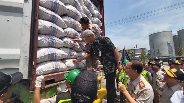 Menteri Pertanian Syahrul Yasin Limpo dan Gubernur Jateng Ganjar Pranowo mengecek komoditas Porang dalam bentuk chip yang akan di ekspor ke Tiongkok. Foto: Afiati Tsalitsati/kumparan 