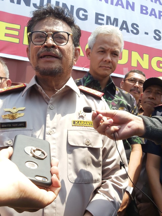 Menteri Pertanian Syahrul Yasin Limpo dan Gubernur Jateng Ganjar Pranowo mengecek komoditas Porang dalam bentuk chip yang akan di ekspor ke Tiongkok.  Foto:  Afiati Tsalitsati/kumparan 