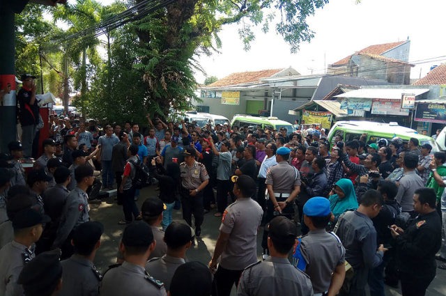 Sopir Angkot di Kuningan Demo Tuntut Zonasi Transportasi Online