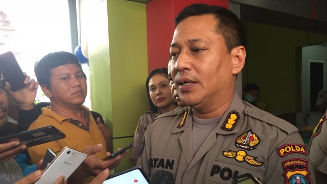 Kabid Humas Polda Sumut Kombes Tatan Dirsan Atmadja saat diwawancarai wartawan. Foto: Rahmat Utomo/kumparan