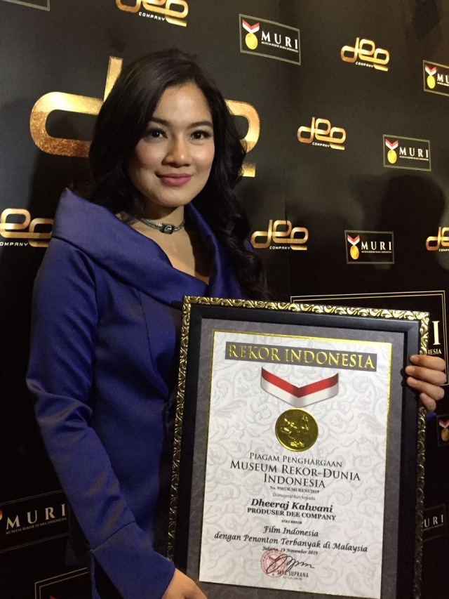 Titi Kamal saat menerima penghargaan Rekor Muri untuk film Makmum. Foto: Giovanni/kumparan