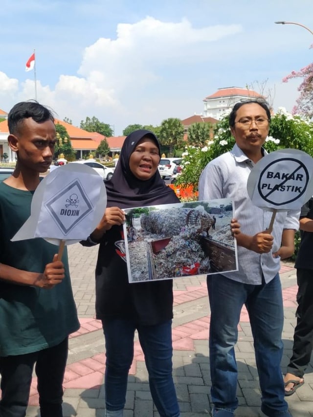 Aksi stop dioxin di depan Gedung Negara Grahadi. Foto: Yuana Fatwalloh/kumparan