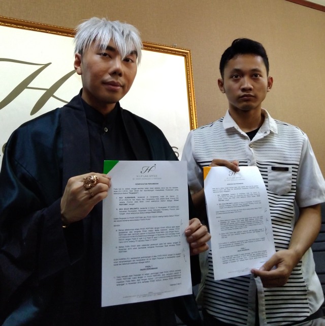 Roy Kiyoshi dan pemilik akun 'Hikmah Kehidupan' di kawasan Permata Hijau, Jakarta Selatan, Selasa (19/11) Foto: Maria Gabrielle Putrinda/kumparan