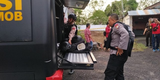Tim Gegana Polresta Parepare bersiap melakukan sterilisasi di lokasi ledakan di Kantor Kejari, Selasa (19/11).