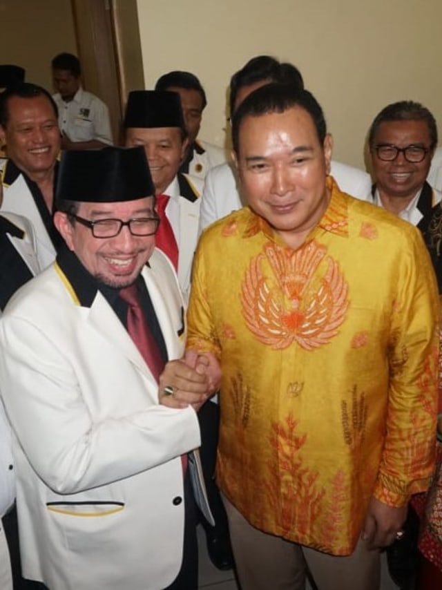 Ketua Majelis Syuro PKS Salim Segaf Al-Jufri (kiri)
berjabat tangan dengan Ketua Umum Partai Berkarya Tommy Soeharto di DPP PKS, Jakarta, Selasa (19/11). Foto: Fanny Kusumawardhani/kumparan 