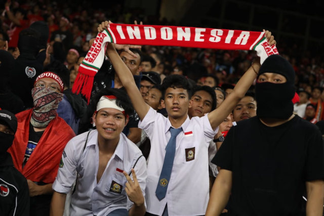 Pendukung Timnas Indonesia menggunakan baju SMA di dalam stadion jelang pertandingan Timnas Indonesia melawan Timnas Malaysia di Stadion Bukit Jalil, Malaysia. Foto: Jamal Ramadhan/kumparan