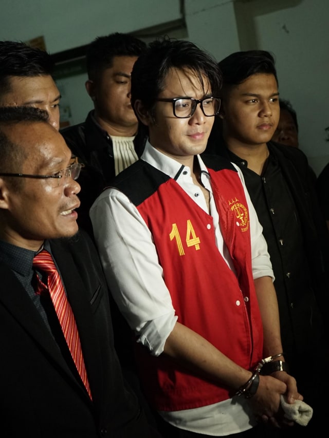 Artis Kriss Hatta sebelum menjalani sidang tuntutan di Pengadilan Negeri Jakarta Selatan, Jakarta, Selasa, (19/11).  Foto: Ronny