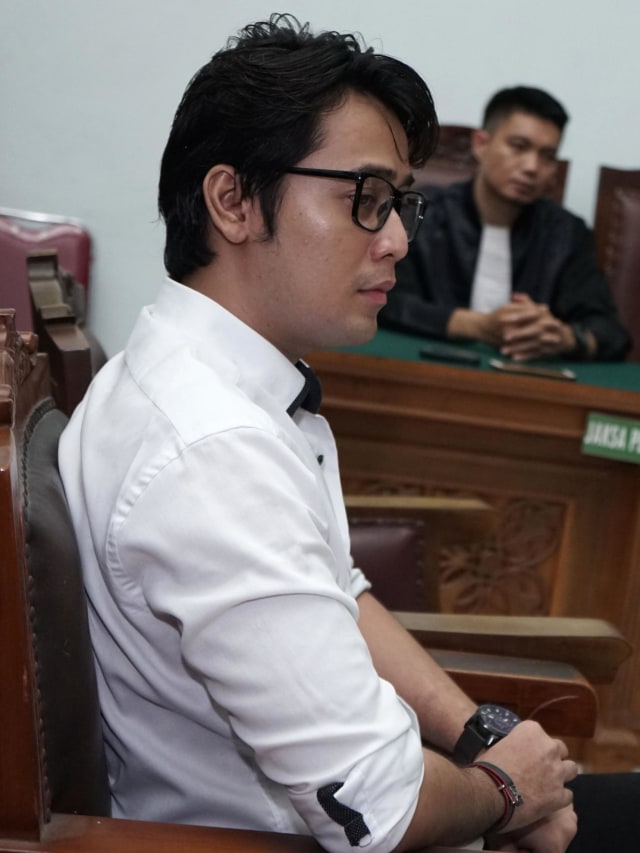 Artis Kriss Hatta saat menjalani sidang tuntutan di Pengadilan Negeri Jakarta Selatan, Jakarta, Selasa, (19/11).  Foto: Ronny