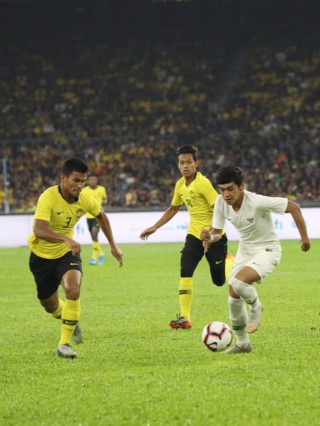 Pemain Timnas Indonesia Septian David Maulana (kanan) berusaha melewati pemain Timnas Malaysia di Stadion Bukit Jalil, Malaysia. Foto: Jamal Ramadhan/kumparan 