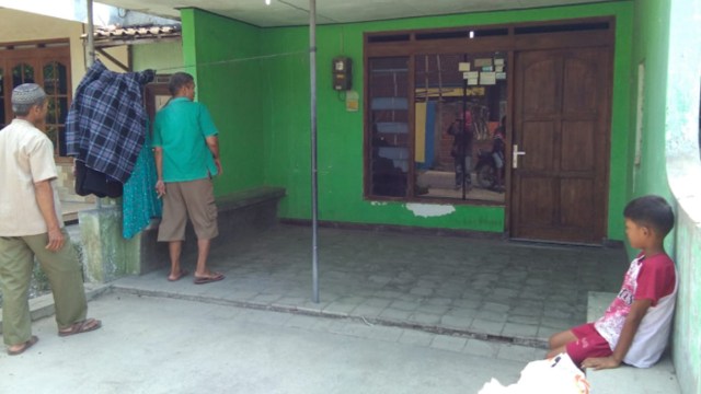 Lokasi rumah nampak sepi usai penggeledahan. (Agung Santoso)