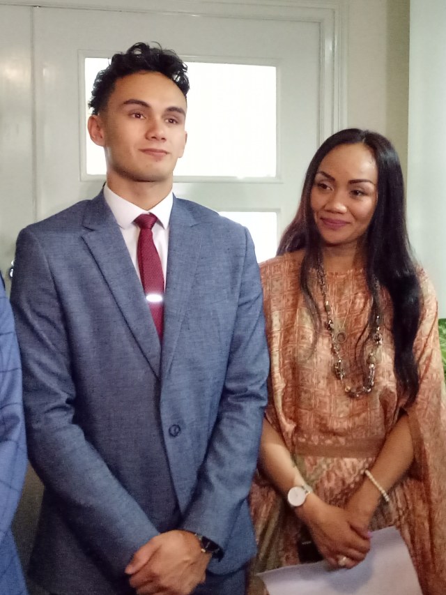Pebalap berdarah Indonesia, Luis Leed (kiri) di Kantor Kemenpora, Jakarta. Foto: Aditia Rizki Nugraha/kumparan 